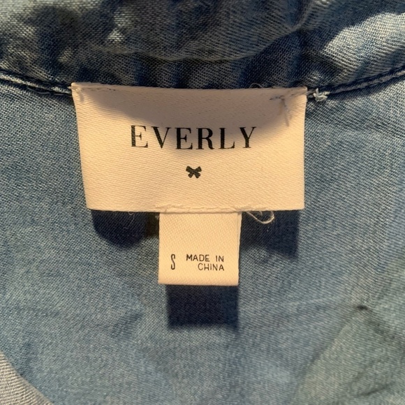 Everly Short Sleeve Chambray Button Front Shirt Small - Picture 4 of 5